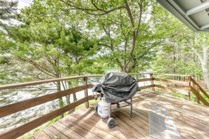 Terrace/patio - Delightful oceanfront home with amazing views, wrap-around deck & two fireplaces (Westport)