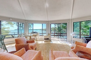 TV, fireplace, DVD player - Delightful oceanfront home with amazing views, wrap-around deck & two fireplaces (Westport)