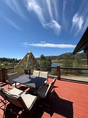 Outdoor dining - Lakeview Retreat | Wildlife & Serenity (Kelowna)