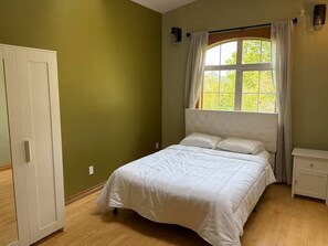 Iron/ironing board, WiFi, bed sheets - Lakeview Retreat | Wildlife & Serenity (Kelowna)