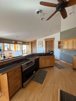 Private kitchen - Lakeview Retreat | Wildlife & Serenity (Kelowna)