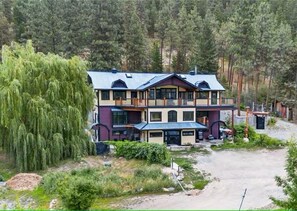 A multi-story building with a flat roof, large windows, and a front porch. - Lakeview Retreat | Wildlife & Serenity (Kelowna)