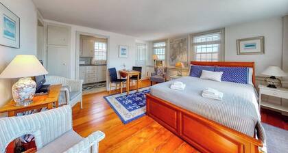 Lovely studio w/full kitchen/free WiFi- next to river/antique shops/restaurants