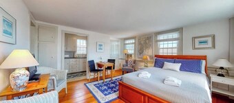 Lovely studio w/full kitchen/free WiFi- next to river/antique shops/restaurants