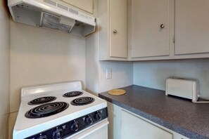 Fridge, microwave, oven, stovetop - Lovely studio w/full kitchen/free WiFi- next to river/antique shops/restaurants (Wiscasset)