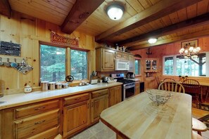 Fridge, microwave, oven, stovetop - Lakefront Cabin on a Double Lot w/ 500 (Beaver Cove)