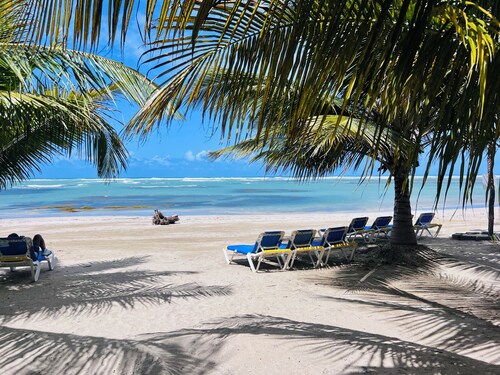 A fully furnished, Beachside Apartment | Pool, Walk Everywhere