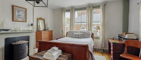Escritorio, wifi gratis y ropa de cama