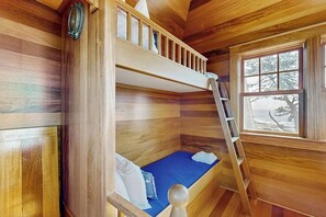Desk, iron/ironing board, free WiFi, bed sheets - Oceanfront home incredible ocean views, deck & location (Boothbay)