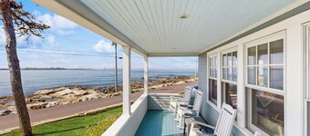 Oceanfront home incredible ocean views, deck & location
