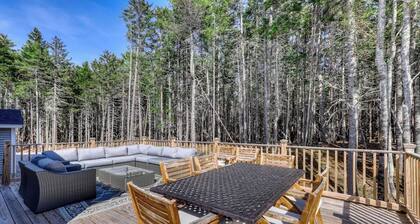 Secluded Dog-Friendly Getaway w/ Free WiFi, Private Washer/Dryer, Furnished Deck