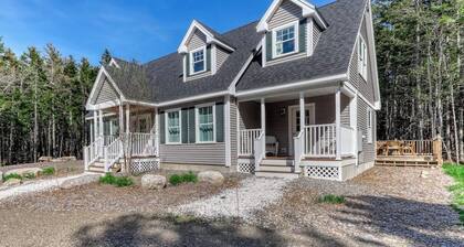 Secluded Dog-Friendly Getaway w/ Free WiFi, Private Washer/Dryer, Furnished Deck