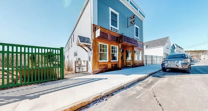 Lovely downtown Northeast Harbor suite near the water and near Acadia