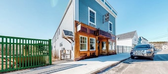 Lovely downtown Northeast Harbor suite near the water and near Acadia