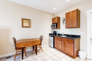 Microwave, coffee/tea maker, cookware/dishes/utensils - Lovely downtown Northeast Harbor suite near the water and near Acadia (Northeast Harbor)