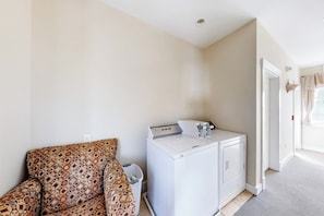 Interior - Efficient Getaway with Free WiFi - Close to Acadia National Park (Northeast Harbor)