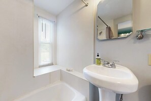 Bathroom - Charming, historic cottage with modern upgrades - stroll to dining & attractions (Boothbay Harbor)