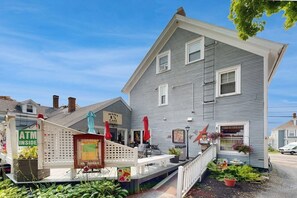 Exterior - Charming, historic cottage with modern upgrades - stroll to dining & attractions (Boothbay Harbor)