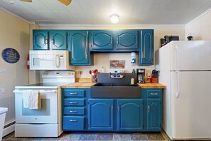 Fridge, microwave, oven, stovetop - Historic Boothbay Harbor cottage with antique decor, washer/dryer & deck (Boothbay Harbor)