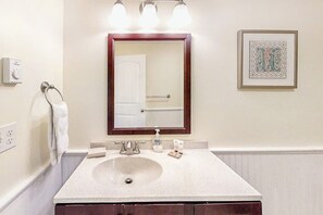 Douche, sèche-cheveux, serviettes fournies