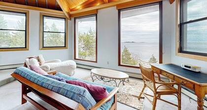Private Oceanfront Home -- 2 Fireplaces, 4 Decks & Grill, Dog-friendly