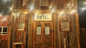 En rustik træbygning med et skilt, der siger 'B.J. Hotel'.