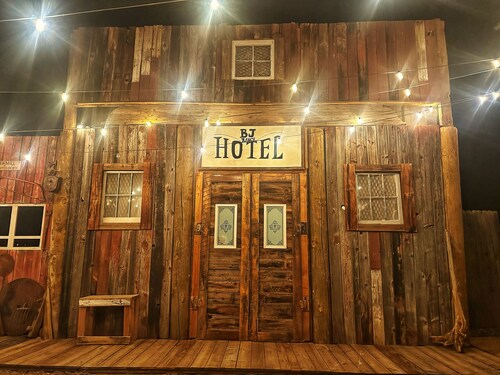 Cozy 1-bedroom cabin in a tranquil western town New River with AC