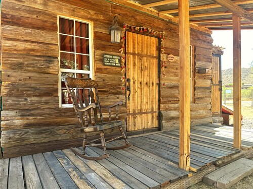 Cozy 1-bedroom cabin in a tranquil western town New River with AC