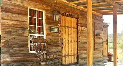 Cozy 1-bedroom cabin in a tranquil western town New River with AC