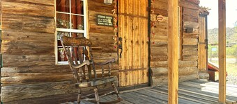 Cozy 1-bedroom cabin in a tranquil western town New River with AC