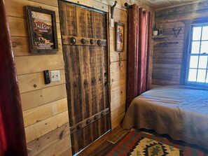 Tabla de planchar con plancha, wifi y ropa de cama
