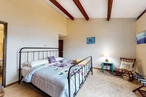Iron/ironing board, free WiFi, bed sheets - Fun-Filled Lakehouse w/Private Balcony, Free WiFi, Private W/D - Steps to Beach (Greenville)