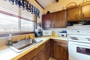 Fridge, microwave, oven, stovetop - Fun-Filled Lakehouse w/Private Balcony, Free WiFi, Private W/D - Steps to Beach (Greenville)