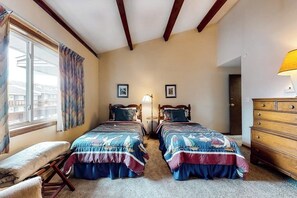 Tabla de planchar con plancha, wifi gratis y ropa de cama