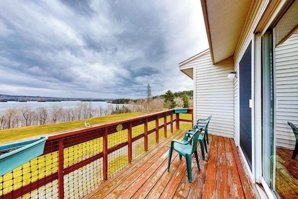 Terrace/patio - Fun-Filled Lakehouse w/Private Balcony, Free WiFi, Private W/D - Steps to Beach (Greenville)