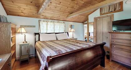 Secluded lakefront cottage great views, dock & boat launch