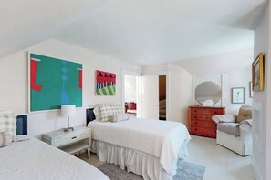 Tabla de planchar con plancha, wifi gratis, ropa de cama