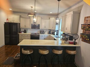 Private kitchen - Lovely 5-bedroom house in Kansas City great location for the Fifa World Cup (Kansas City)