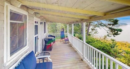 Dog-friendly oceanfront cottage with views
