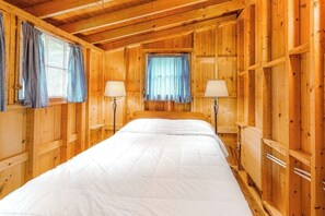 Bed sheets - Dog-friendly oceanfront cottage with views (St. George)