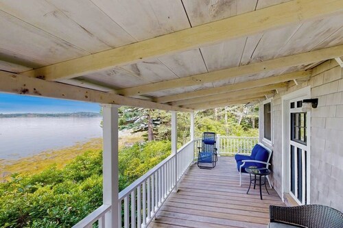 Dog-friendly oceanfront cottage with views