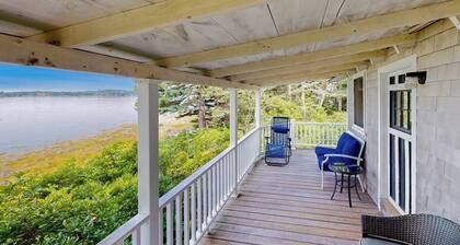 Dog-friendly oceanfront cottage with views