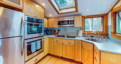 Well-equipped cottage with modern touches, WiFi, gas grill, & beautiful views