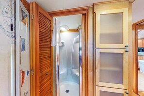 Douche, serviettes fournies