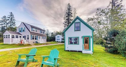 Well-equipped cottage with modern touches, WiFi, gas grill, & beautiful views