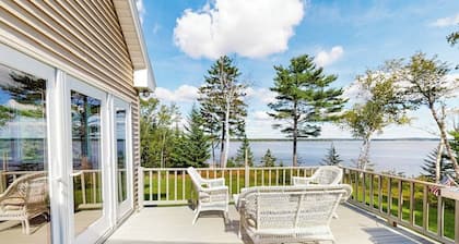 Dog-friendly, bayfront home w/rocky beach, full kitchen, washer/dryer & firepit
