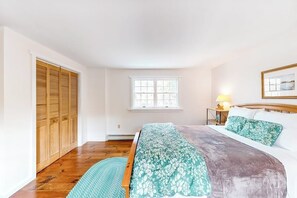 Iron/ironing board, travel cot, free WiFi, bed sheets
