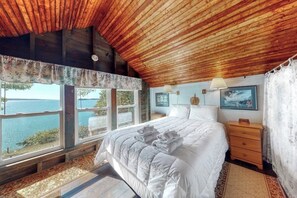 Iron/ironing board, free WiFi, bed sheets - Spacious Waterfront Estate & Cabins W/ Porch, Fireplace, Kayaks & Free WiFi (Brunswick)