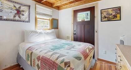 Secluded Sunset Point mountain top cabin, wifi, Dish TV, firepit