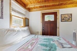 Free WiFi, bed sheets - Secluded Sunset Point mountain top cabin, wifi, Dish TV, firepit (Bar Harbor)